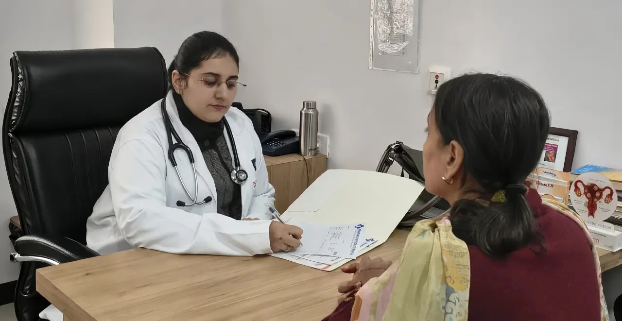 طبيبة تقدم استشارة طبية لمريضة داخل عيادة