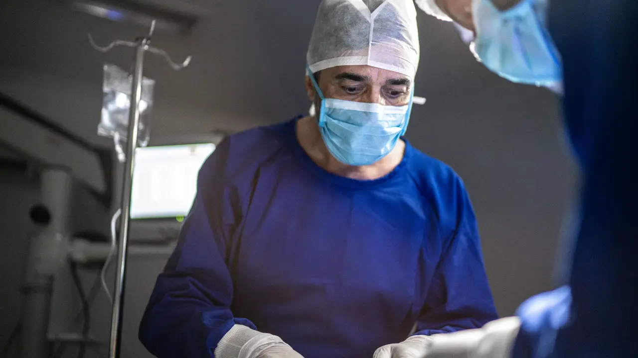 إجراء عملية جراحية داخل غرفة العمليات